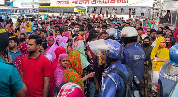 গাজীপুরে বকেয়া বেতনের দাবিতে শ্রমিকদের মহাসড়ক অবরোধ